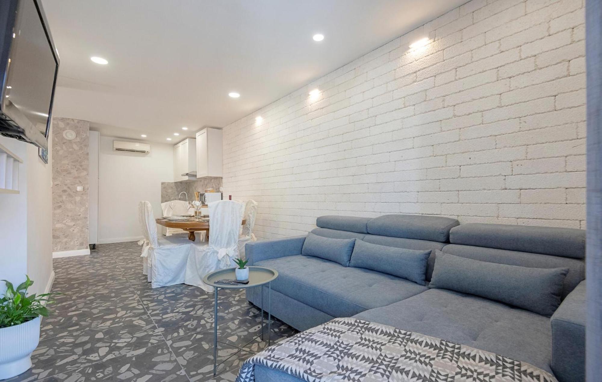 Cozy Apartment In Makarska With Kitchen エクステリア 写真