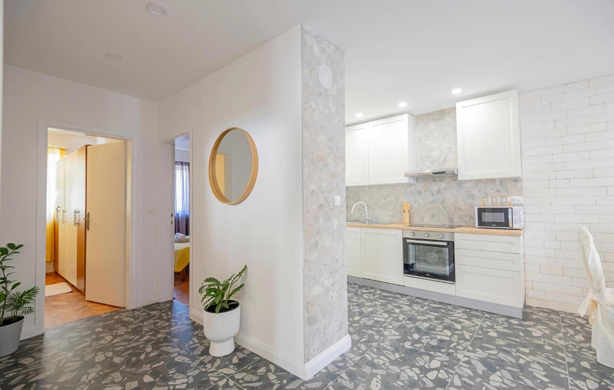Cozy Apartment In Makarska With Kitchen エクステリア 写真