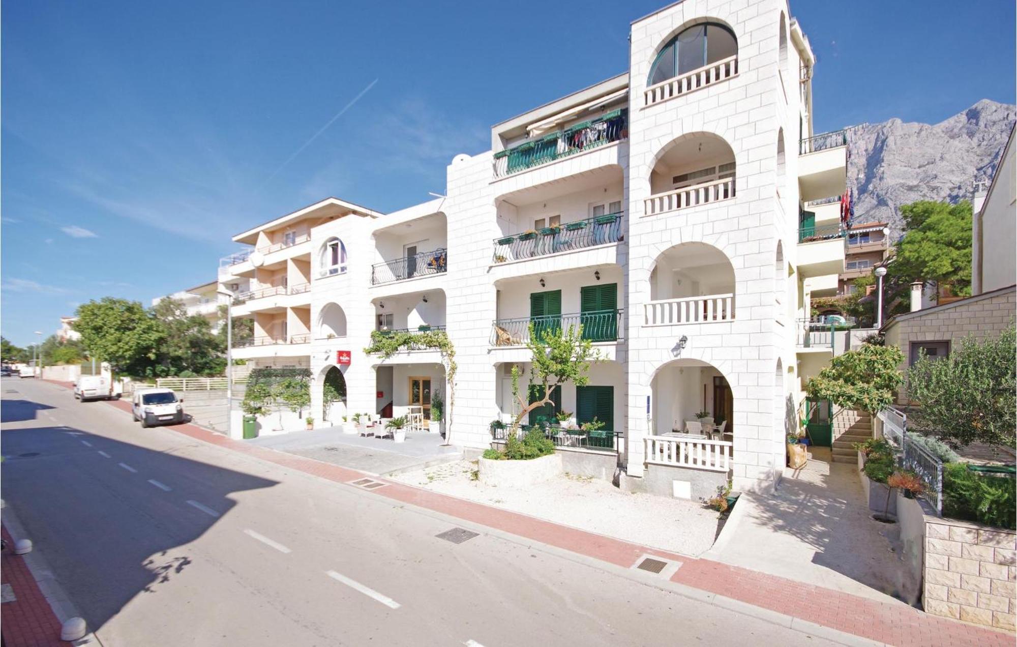 Cozy Apartment In Makarska With Kitchen エクステリア 写真